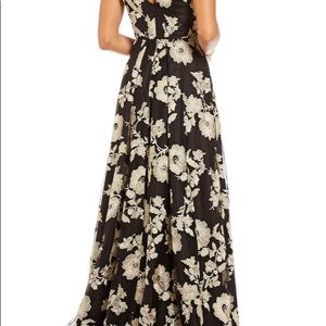 CALVIN KLEIN FLORAL EMBROIDERED GOWN❗️